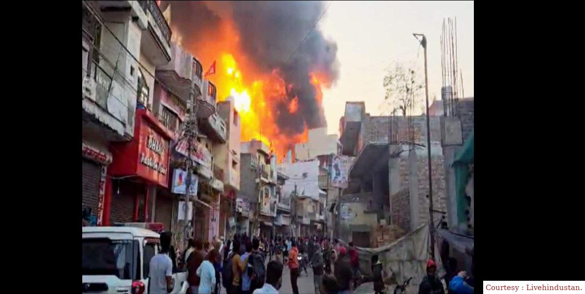 दिल्ली में केमिकल गोदामों में आग लगने से 11 लोगों की मौत, 4 घायल।