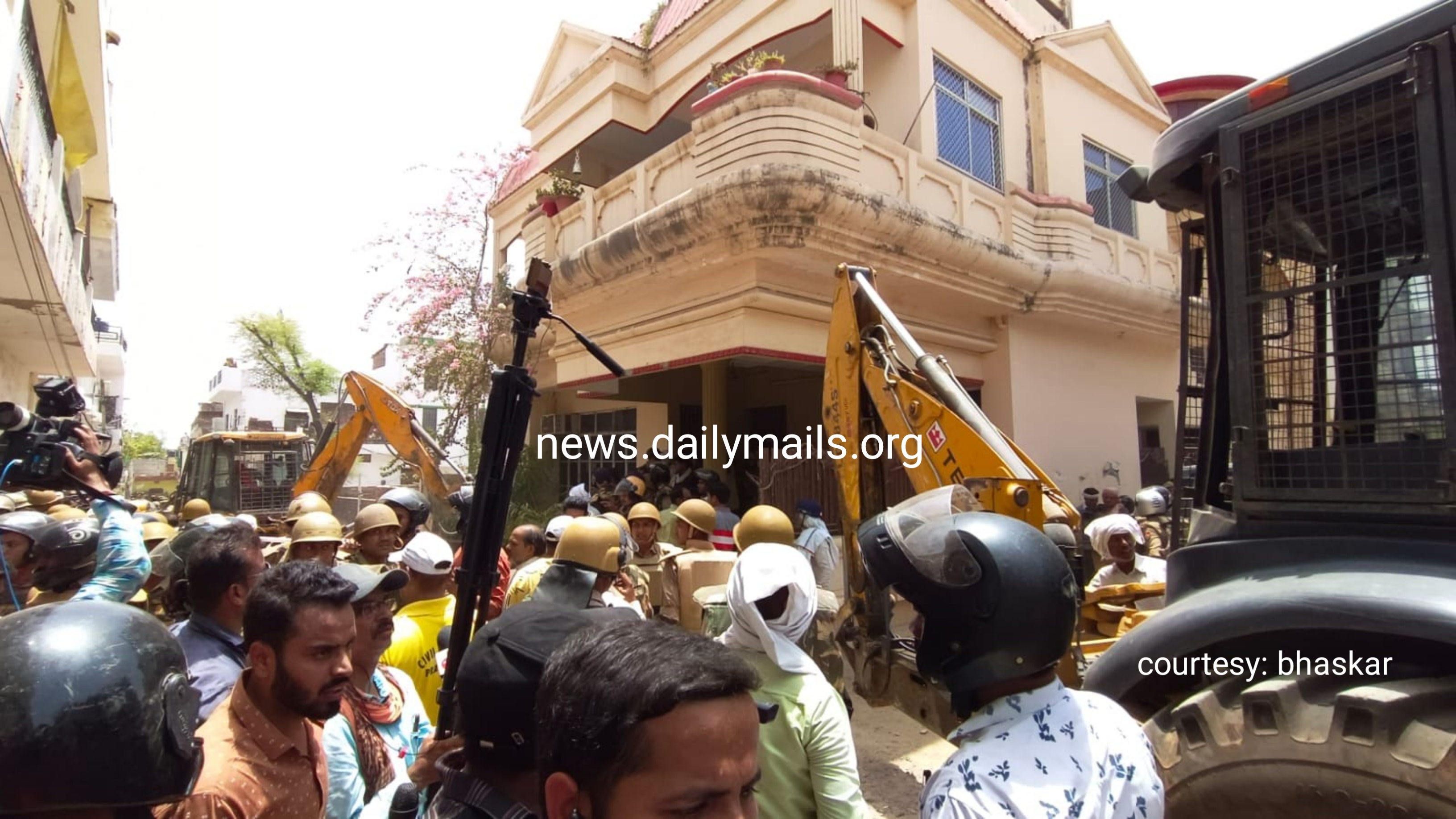 Police attack on the mastermind of Prayagraj violence, bulldozer on illegal construction