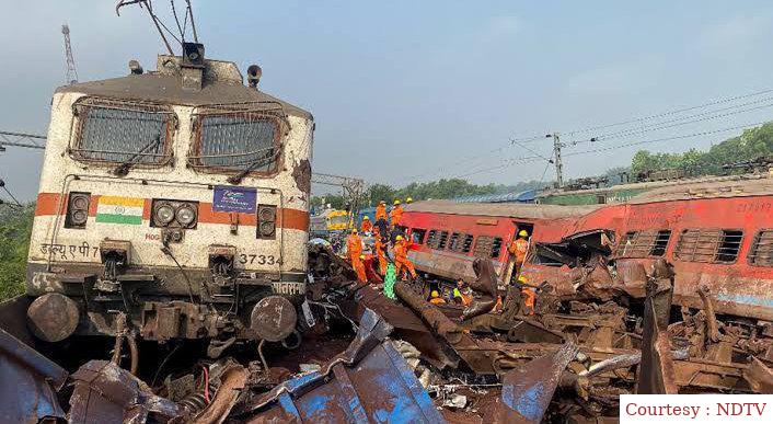 तीन भीषण ट्रेन हादसों में 238 लोगों की मौत, 900 घायल।