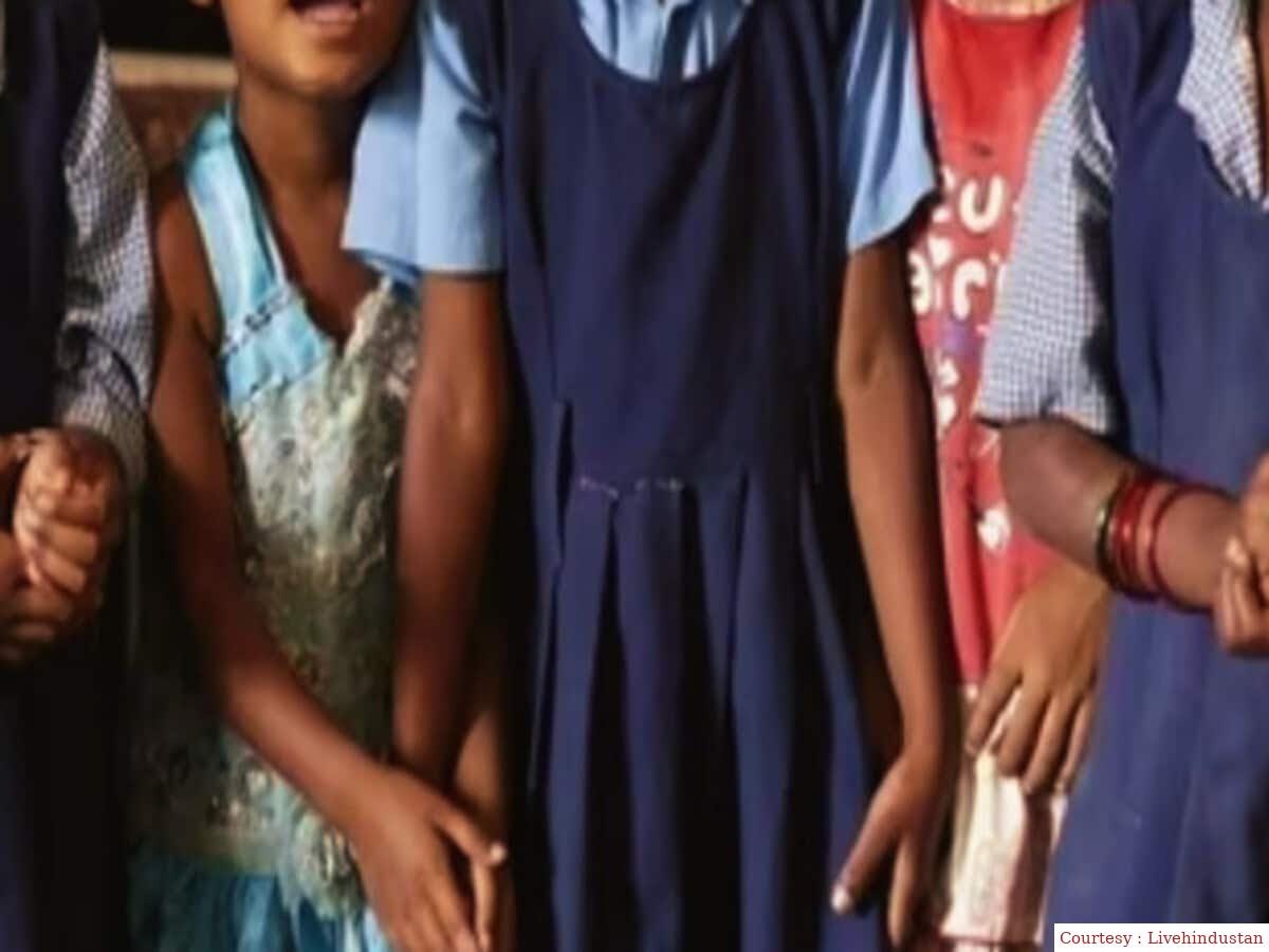 25 छात्राओं के हाथ पर खौलता तेल डाला।