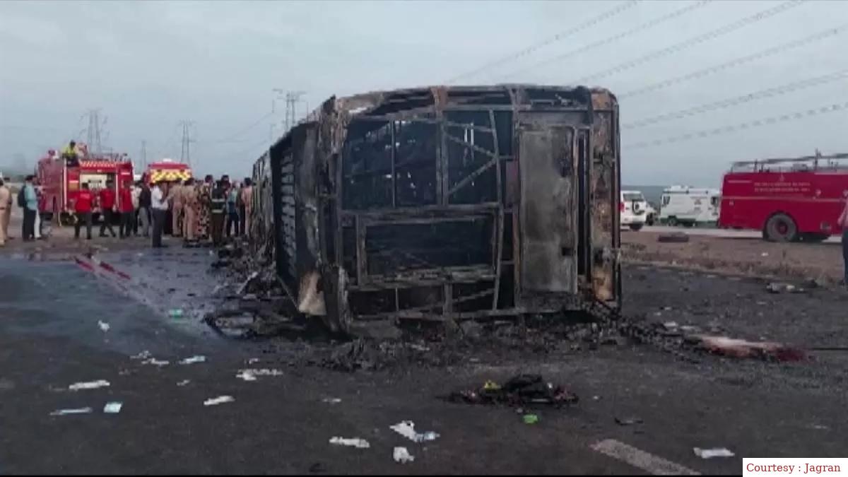 बुलढाणा जिले में निजी बस में आग लगने से 25 लोगों की मौत, शवों का सामूहिक दाह संस्कार
