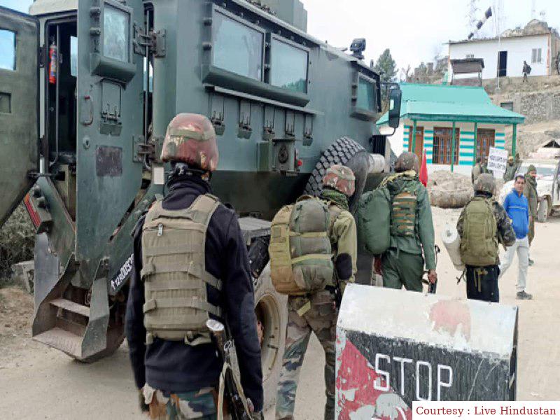 जम्मू-कश्मीर में मुठभेड़ स्थल से 3 शव बरामद, इंटरनेट सर्विस बंद।