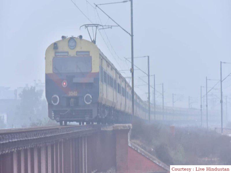 चारमीनार एक्सप्रेस के 3 डब्बे पटरी से उतरे, छह यात्री घायल।