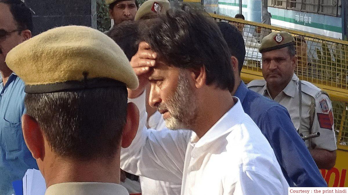 4 officers of Tihar Jail were suspended for negligence.