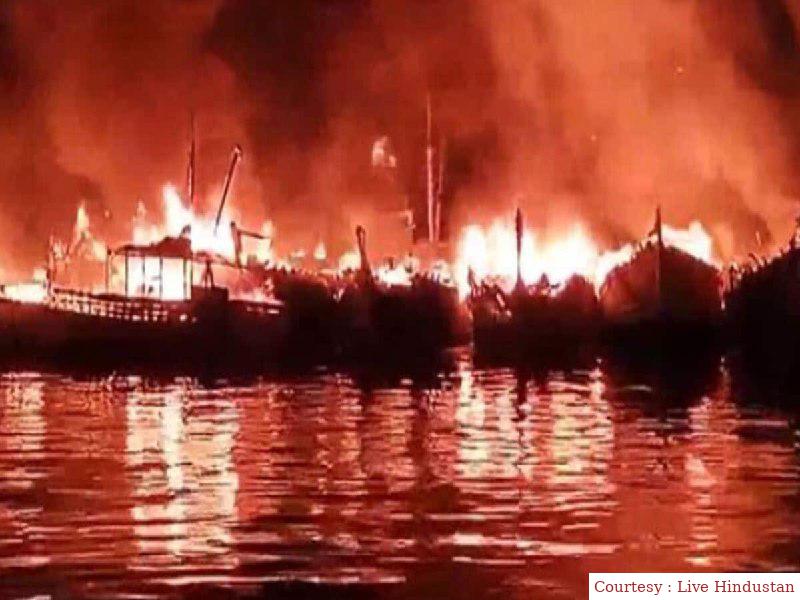 विशाखापट्टनम पोर्ट पर लगी भीषण आग में जलकर खाक हुई 40 नाव।