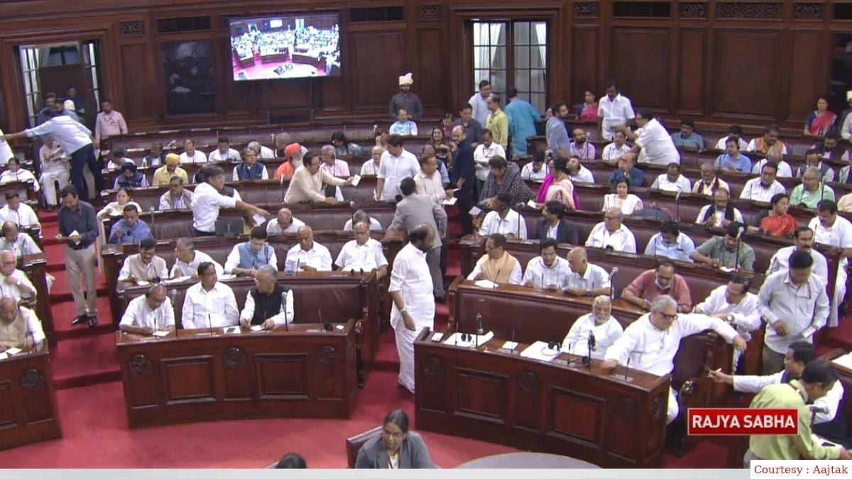 लोकसभा से आज 49 सांसद सस्पेंड, अब तक कुल 141 सांसद निलंबित।