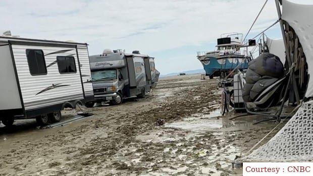 70 thousand people caught in mud for cultural festival in America