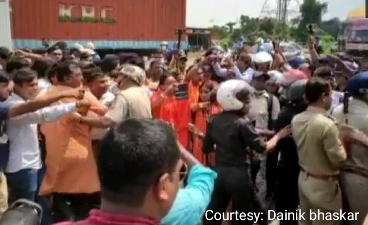 Clash between supporters of BJP and TMC.