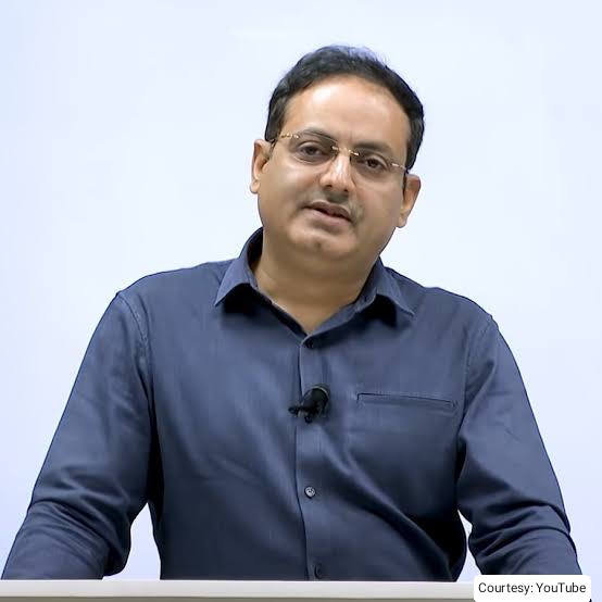 छोड़ा आईएस का पद, शुरू किया कोचिंग सेंटर, आज टॉप 5 कोचिंग सेंटर में से एक।