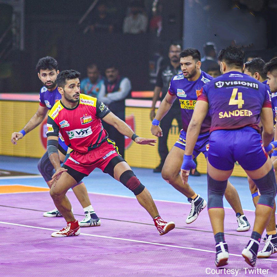 Bangalore Bulls reached the semi -finals after defeating Delhi.