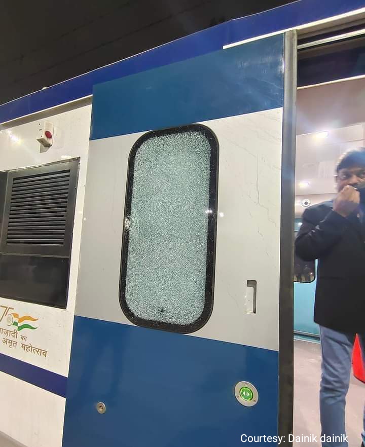 बंगाल की पहली वंदे भारत ट्रेन पर पत्थरबाजी।