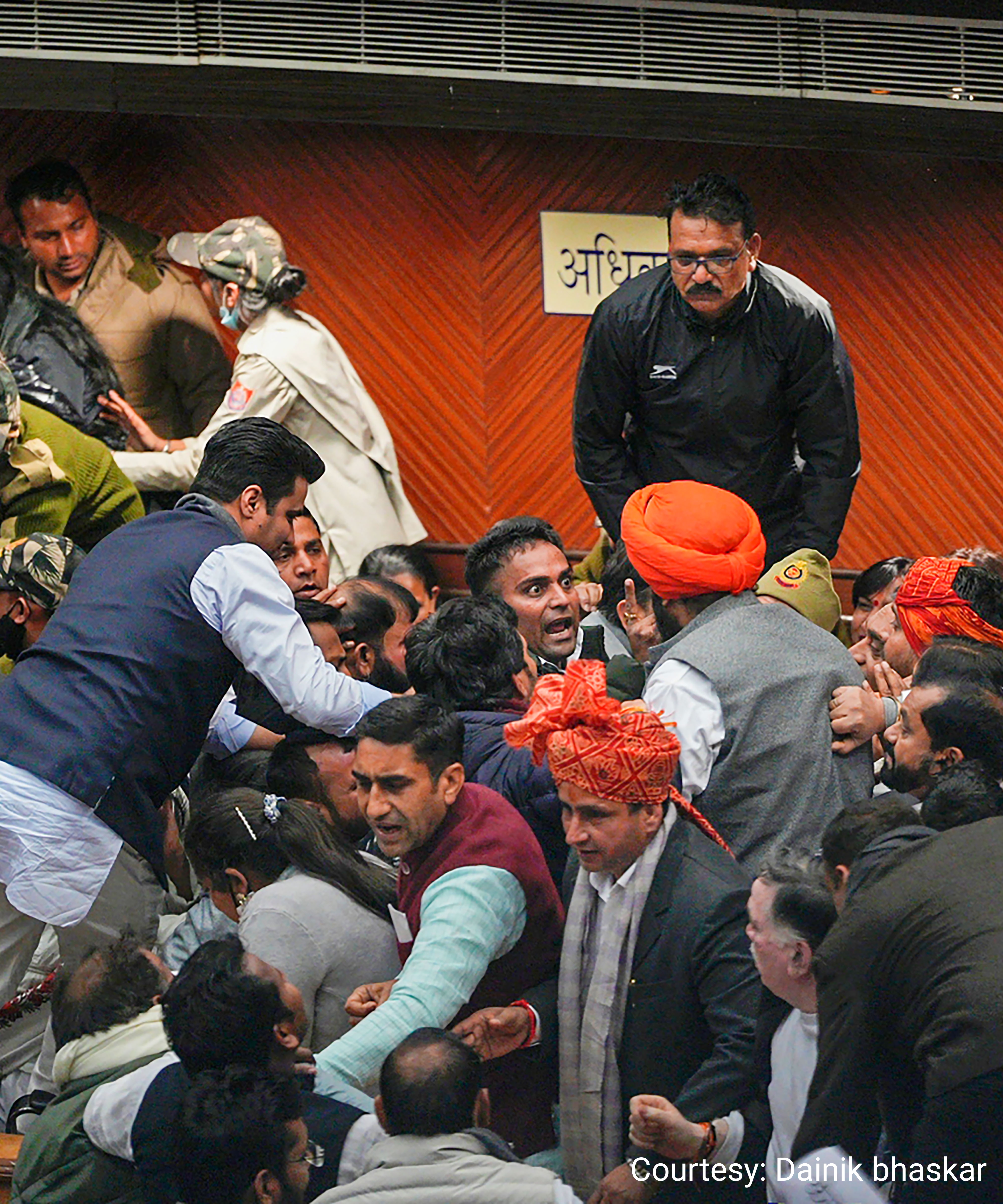 दिल्ली मेयर चुनाव से पहले हुआ हंगामा।
