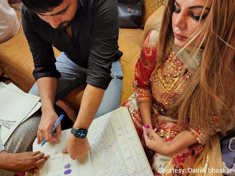 Rakhi Sawant also changed court marriage with boyfriend Adil Khan.