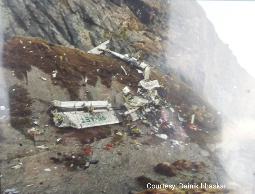 नेपाल में हुए विमान हादसे में खाई से सभी यात्रियों के निकाले गए शव।