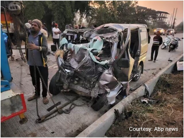 A fierce collision of car and truck on the highway, 9 people killed.