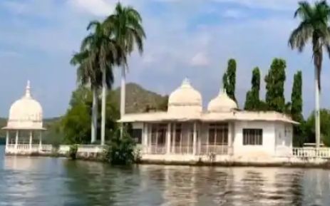 झील के अंदर थिएटर