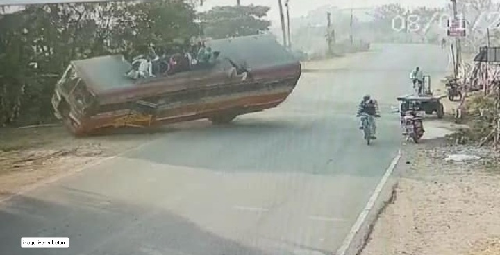 Bus full of passengers toppels over.