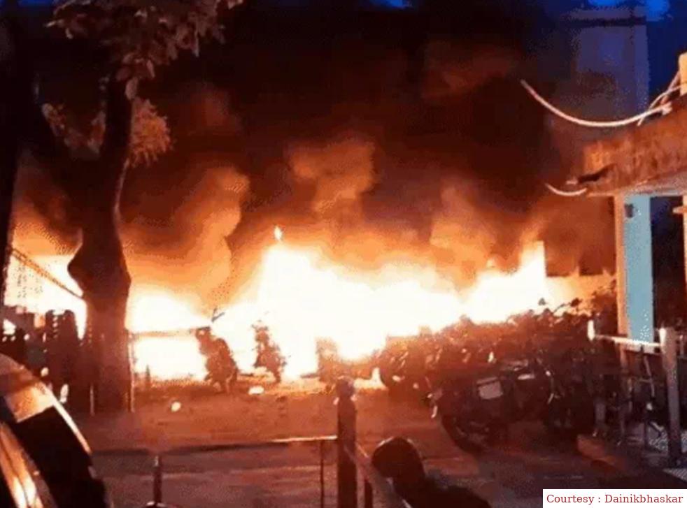 मेरठ के सरधना थाने में लगी भीषण आग। चार पुलिसकर्मी झुलसे।