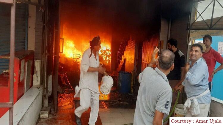 A fierce fire in a tent shop in Ghaziabad.