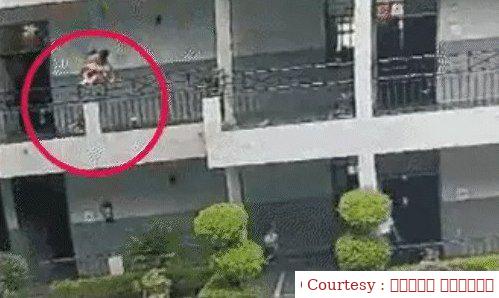 A student of the third student jumped 16 feet below in the process of making a spiderman.