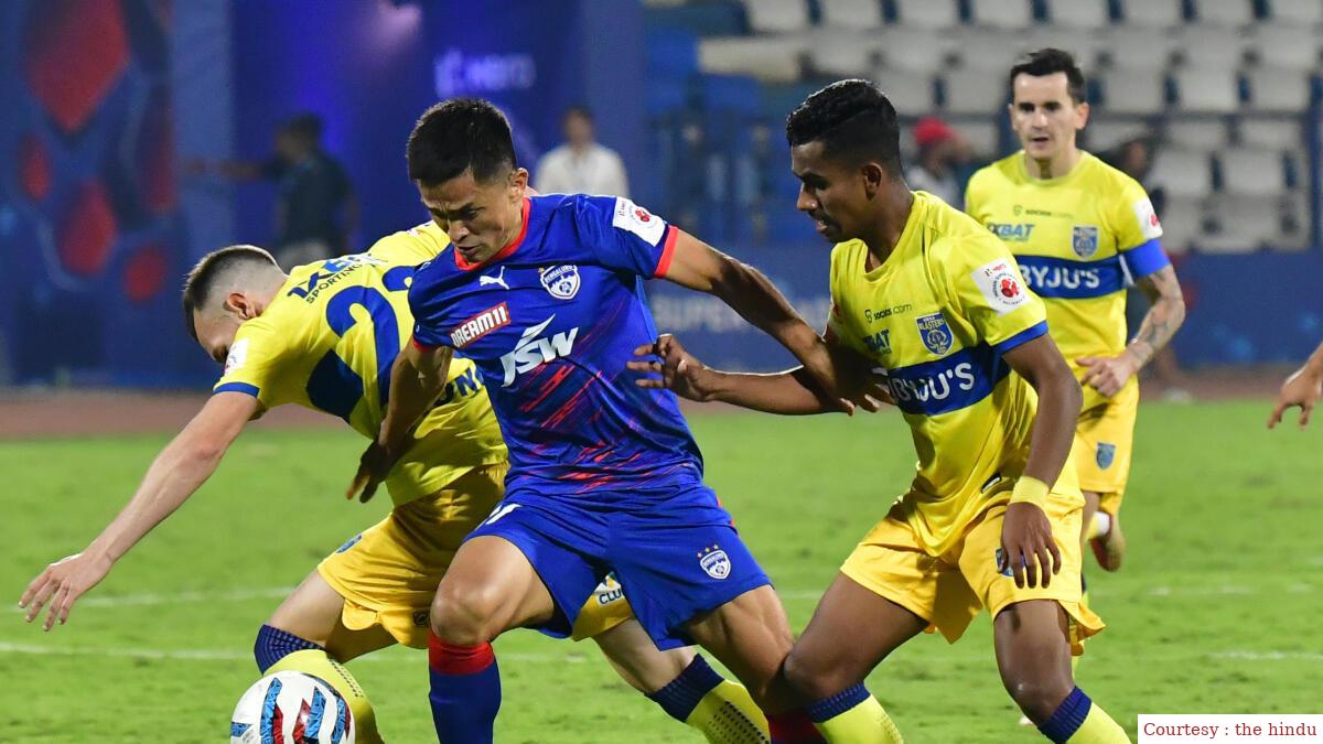 भारतीय सुपर लीग का आरंभ: केरल ब्लास्टर्स और बेंगलुरु एफसी के बीच एक महा मुकाबला।