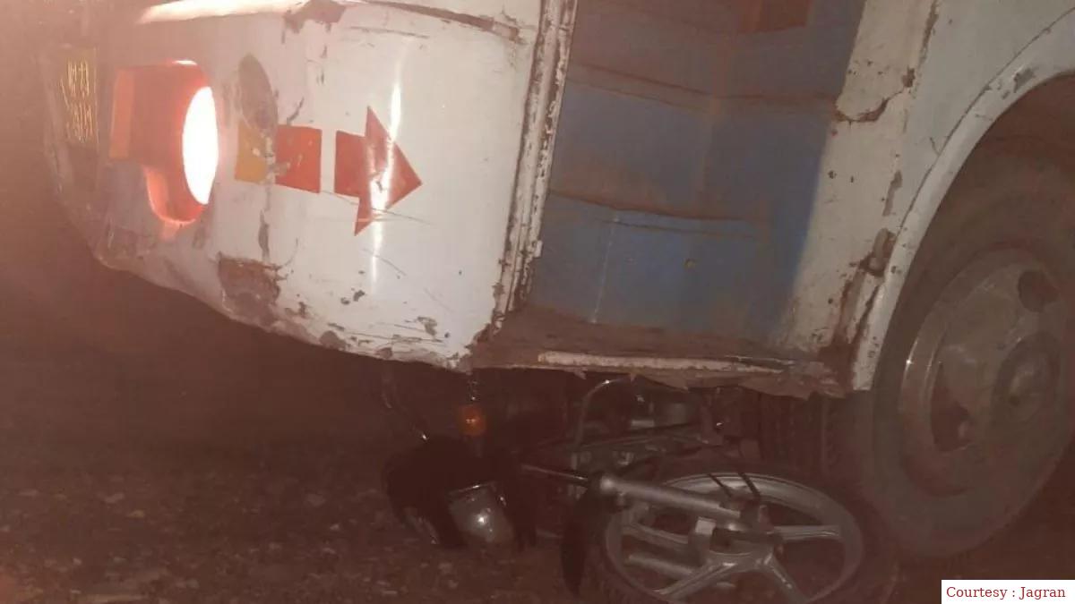 आगरा-अलीगढ़ हाइवे पर हादसा, बस में फंसी गोसेवकों की बाइक, एक की मौत