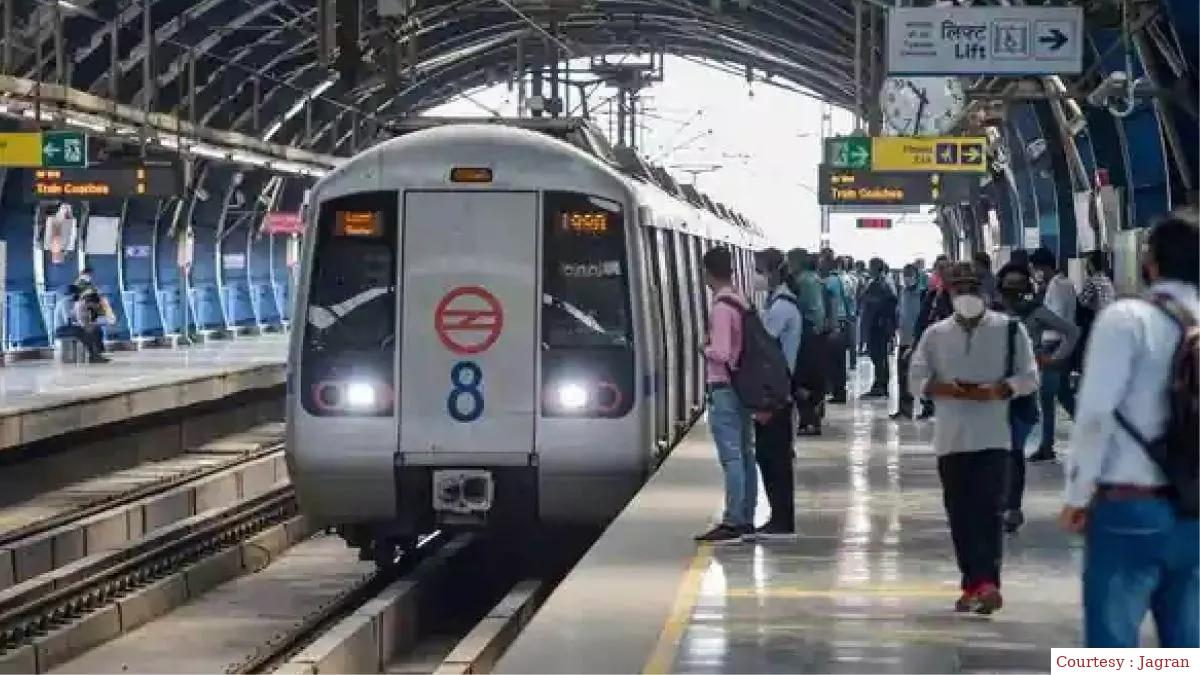 मेट्रो स्टेशन फेज 4 का सबसे लंबा प्लेटफार्म।