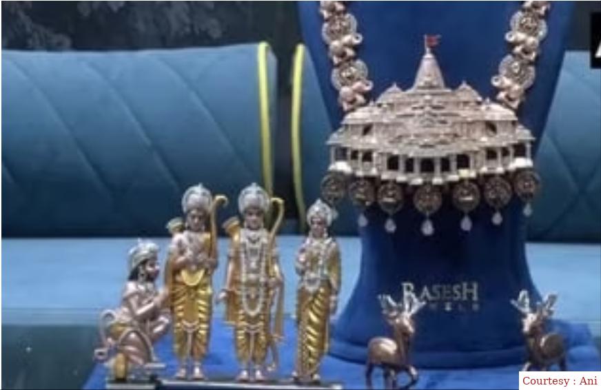 American necklace made of 5000 American diamonds