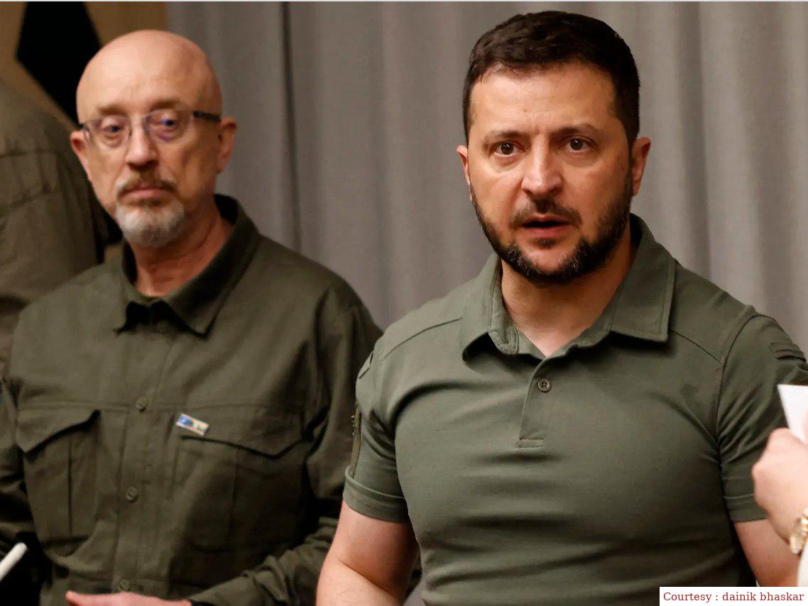 जंग के बीच यूक्रेन के रक्षा मंत्री को उनके पद से हटाया गया।