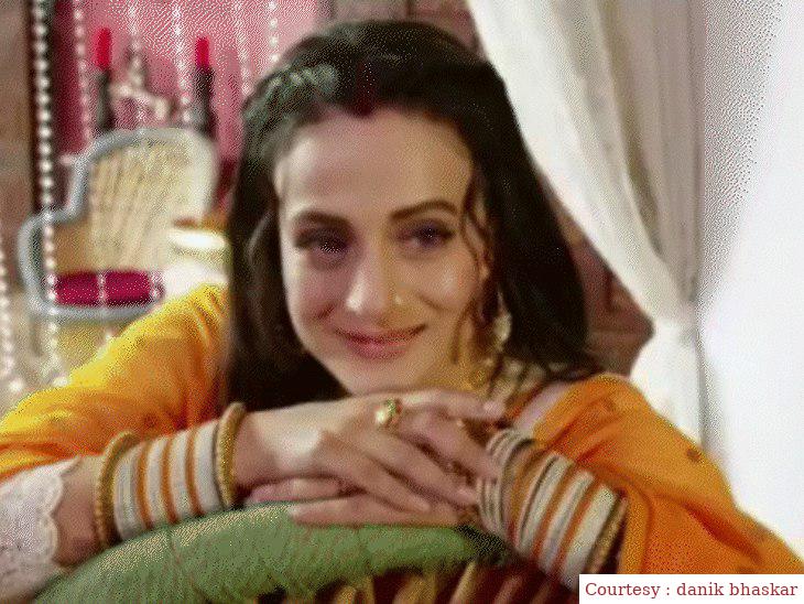 Amisha Patel was fined 500 rupees for cheating two and a half crore rupees.