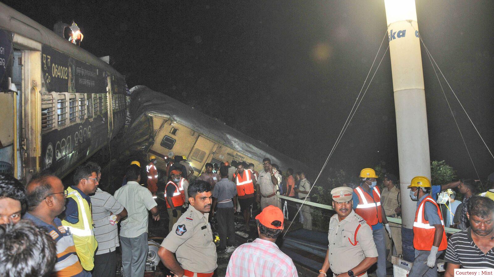 आंध्र ट्रेन दुर्घटना : मरने वालों की संख्या बढ़कर हुई 11, मानवीय भूल के कारण हुई दुर्घटना।