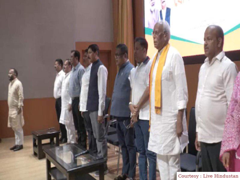 असम : टीएमसी और कांग्रेस के 150 नेता बीजेपी में शामिल हुए।