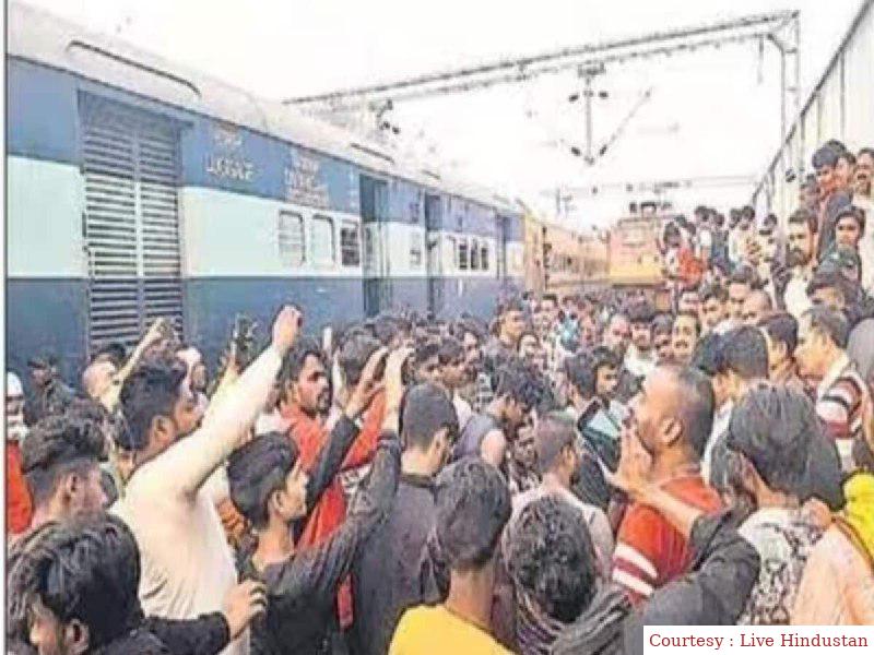 At the end of duty time, the driver went on the train and went to the driver, 2500 passengers affected.