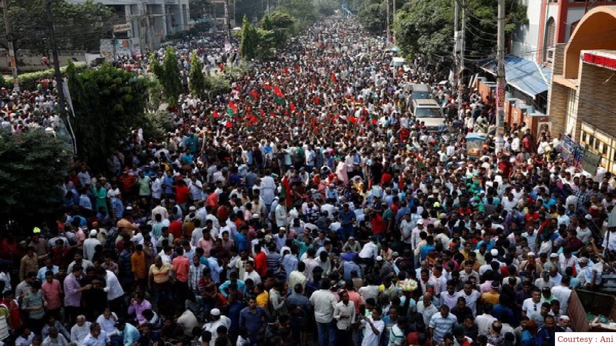 Bangladesh: 1 lakh people took to the streets against Sheikh Hasina