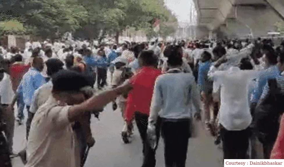 Bihar Police chorned sticks on the protesting farmer artists.