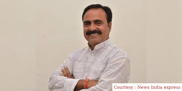 BJP minister in MP removes kurta and washes it. Know why?