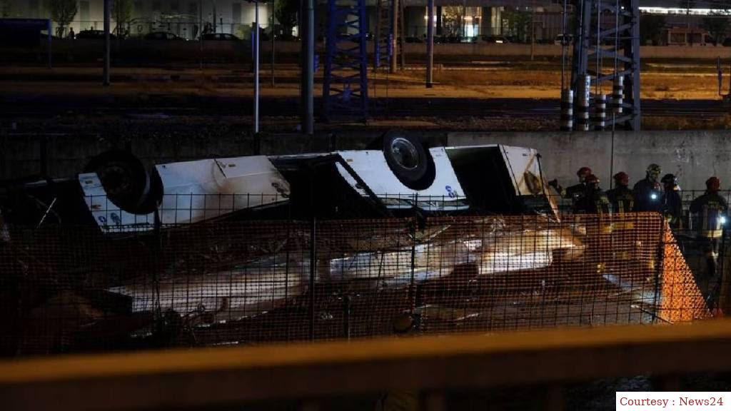 Bus falls from a bridge in Venice, Italy, 21 people killed, 18 injured