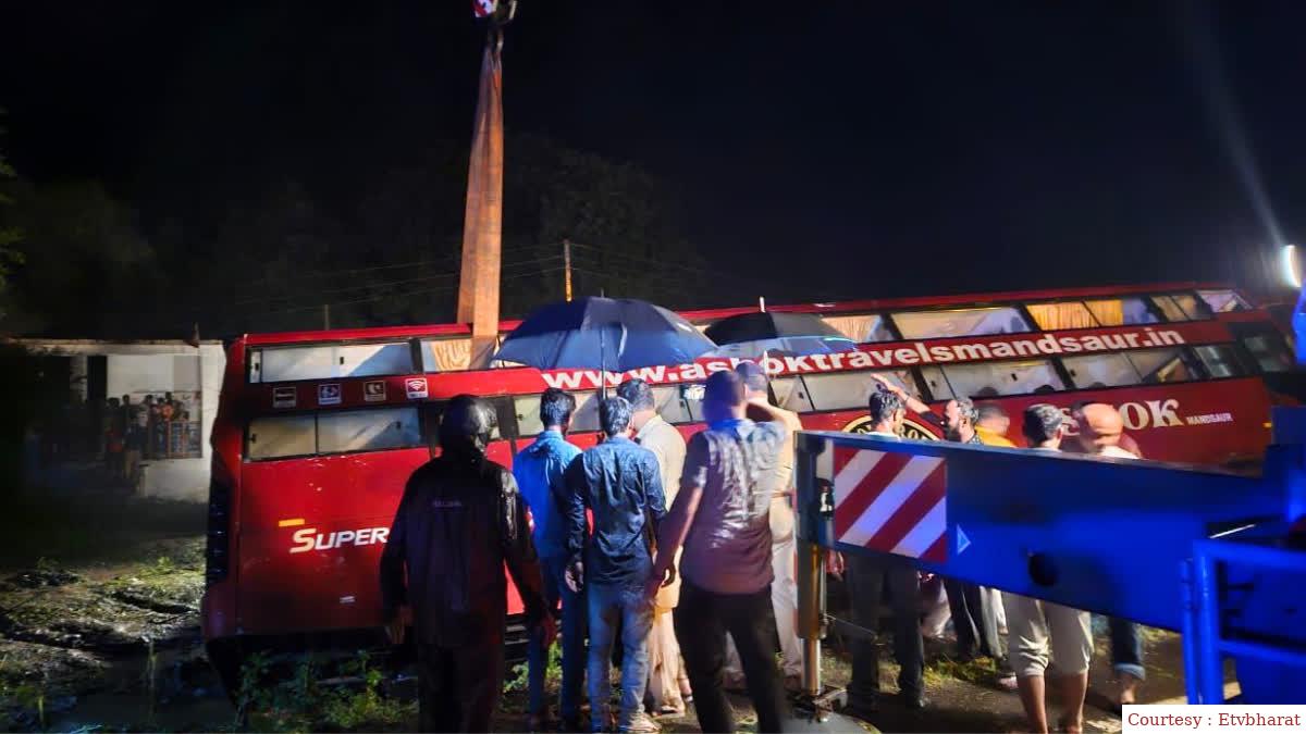Bus going from Indore to Jodhpur overturned, three people died