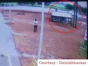 कार ने बाइक को 20 फीट तक घसीटा