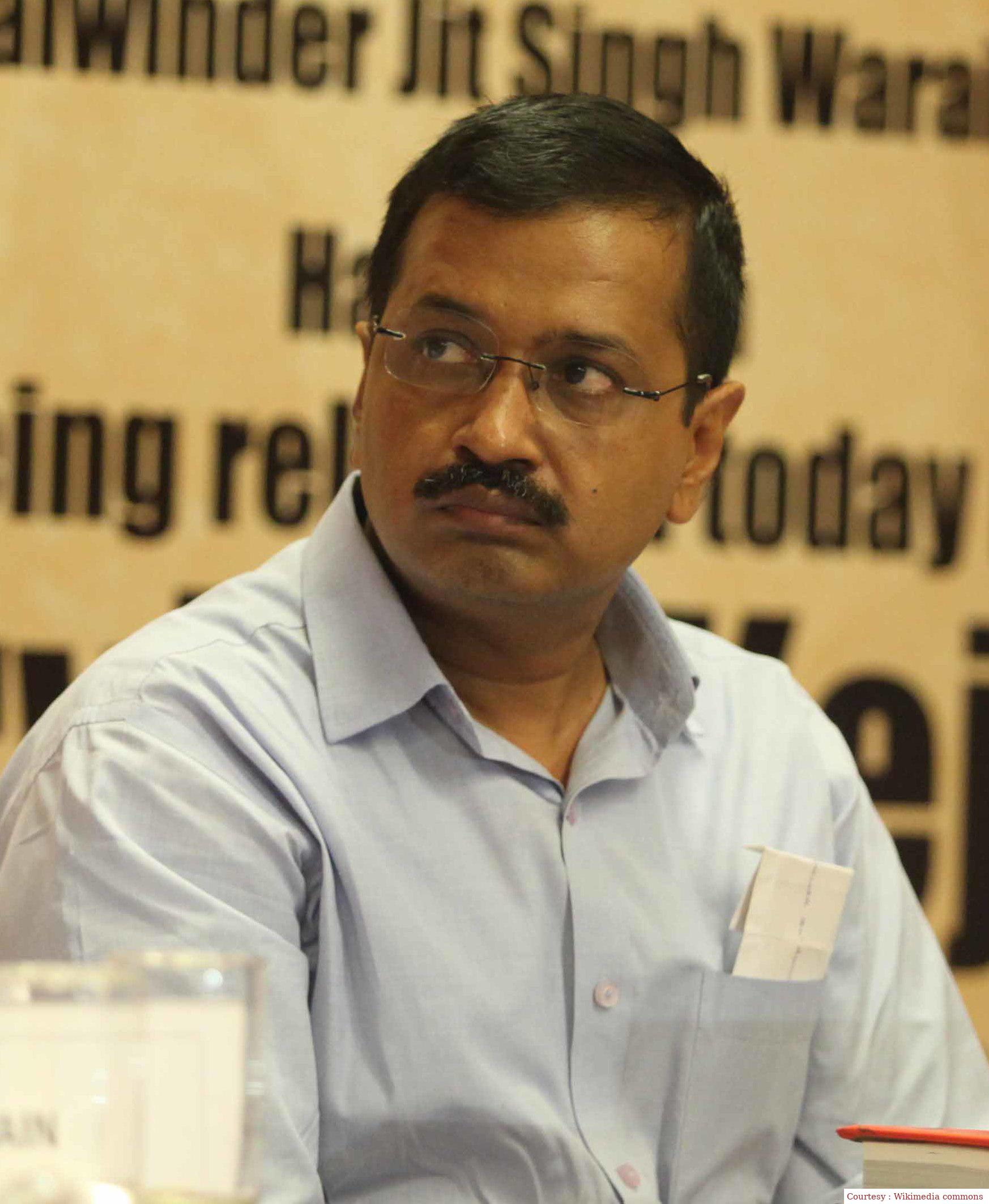 धरने पर बैठे खिलाड़ियों से मिलने पहुंचे सीएम केजरीवाल।
