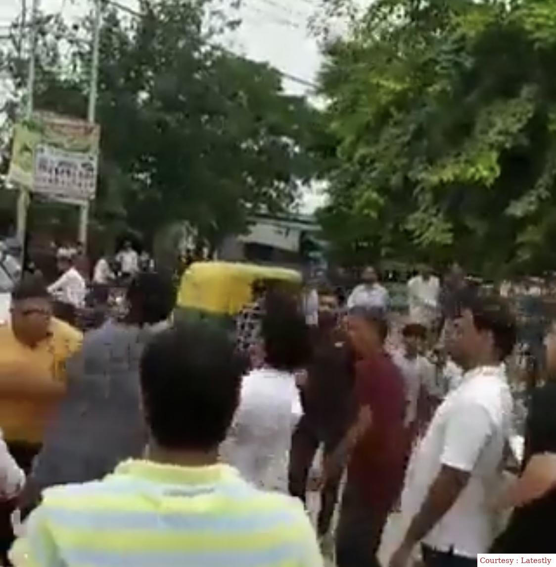 गाँव के गेट पर छिड़ा विवाद, बीजेपी नेता के साथ की मारपीट