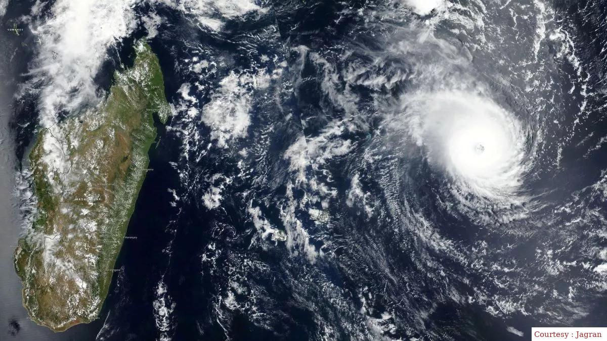 Cyclone is going to intensify, will extend to north and northwest