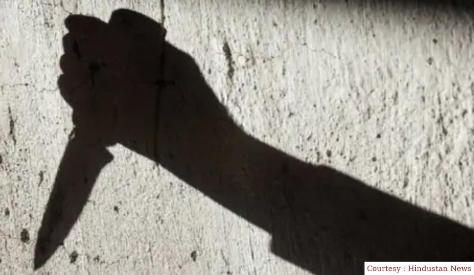 मां की हत्या करने के बाद थाने पहुंची बेटी।