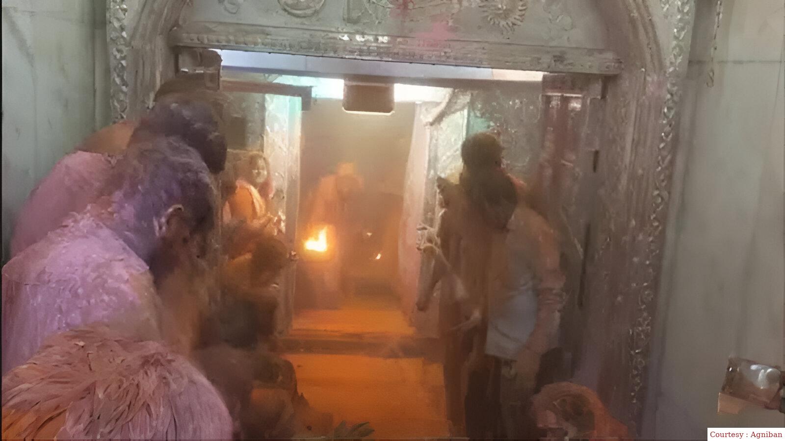 Death of a servant burnt by fire in Mahakal temple