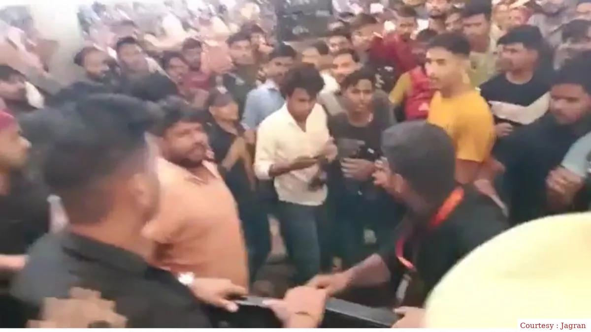 पुलिस की मौजूदगी के बावजूद भागवत कथा में श्रद्धालु के साथ मारपीट।