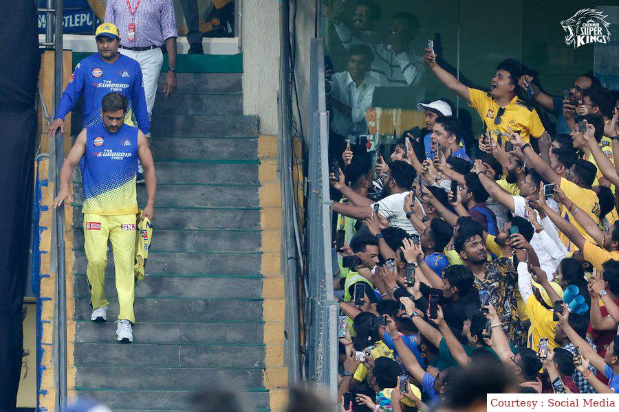 Dhonis picture descended from the ladder of Wankhede Stadium