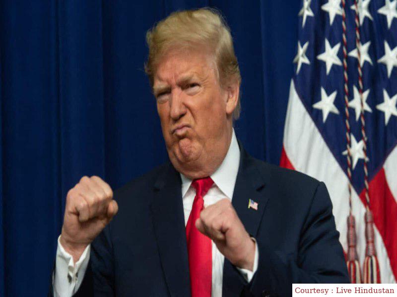 Donald Trump, who was angry at the judge, raised his hand towards the judge.