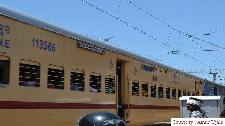 Due to heavy rains, railway tracks between Dholpur and Morena collapsed, traffic stopped.