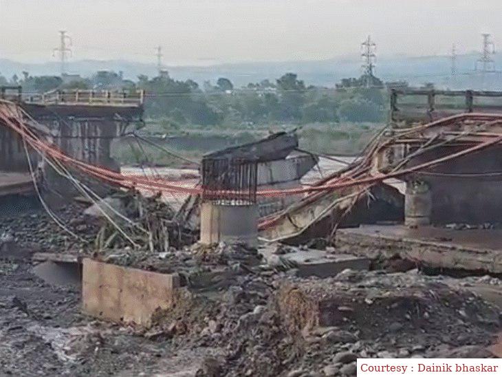 बारिश के चलते हिमाचल के मंडी में पुल दो हिस्सों में बंटा, सेना का रेस्क्यू अभियान जारी।