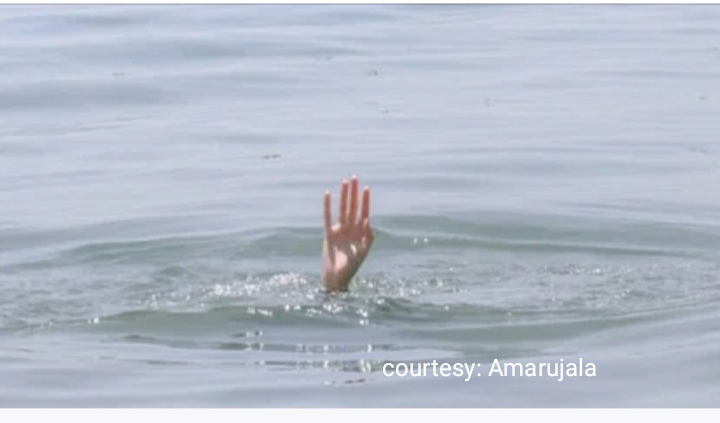 Eight people died after the boat overturned on the middle coast.